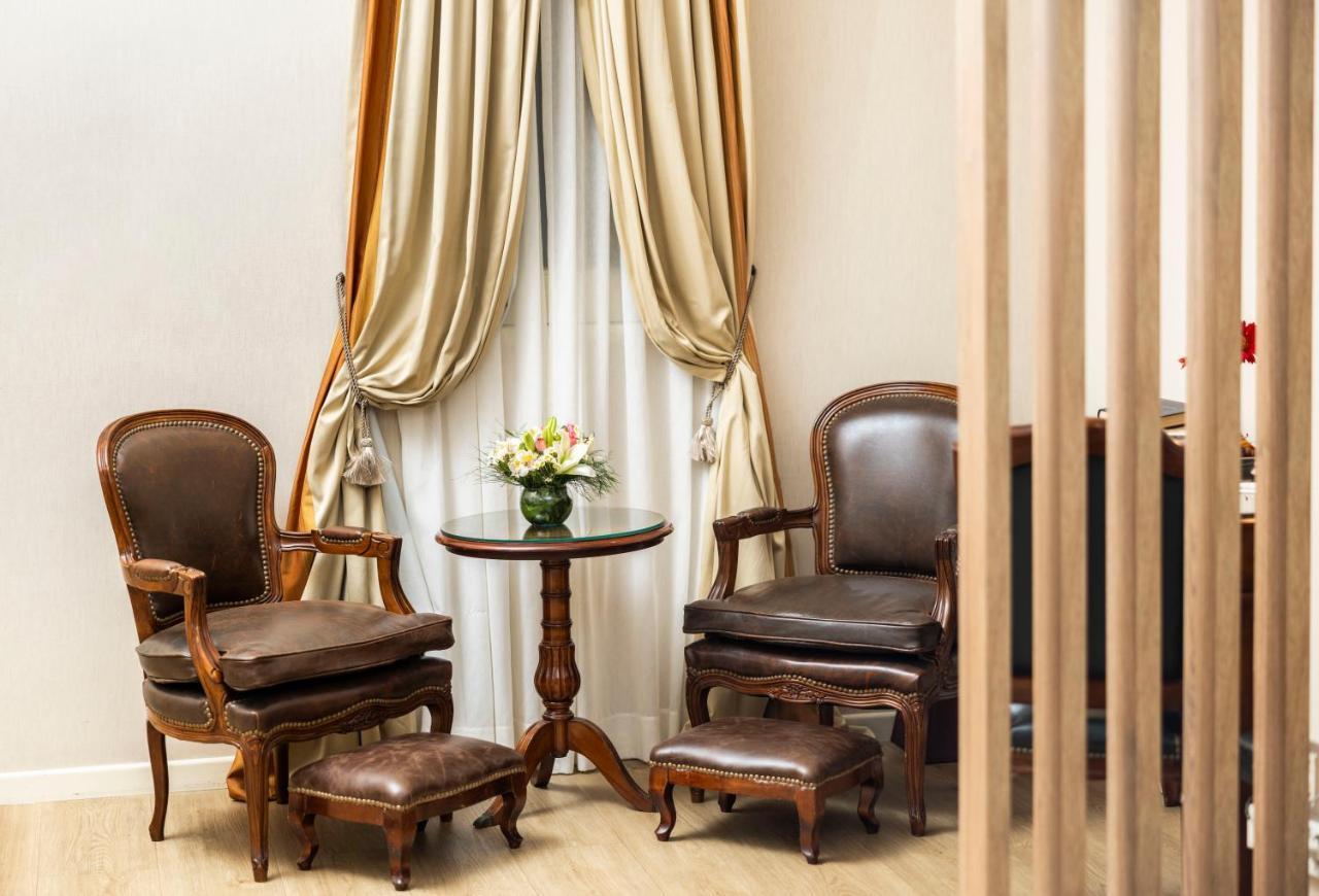 Melia Recoleta Plaza Hotel Buenos Aires Dış mekan fotoğraf A pair of armchairs